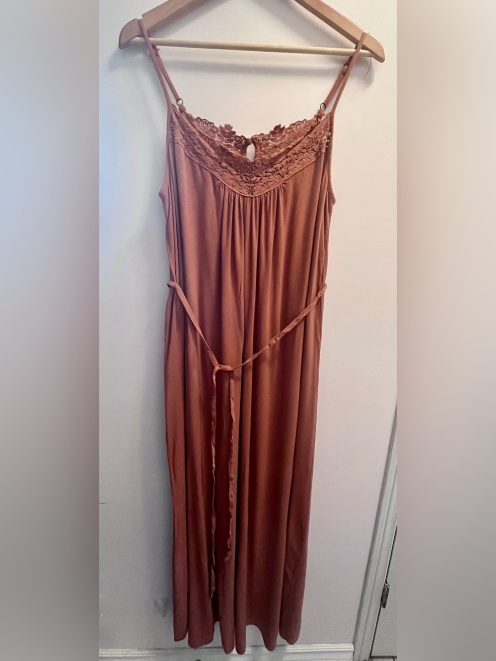 Forever 21 Crochet Lace CrepeMidi Dress • 1x